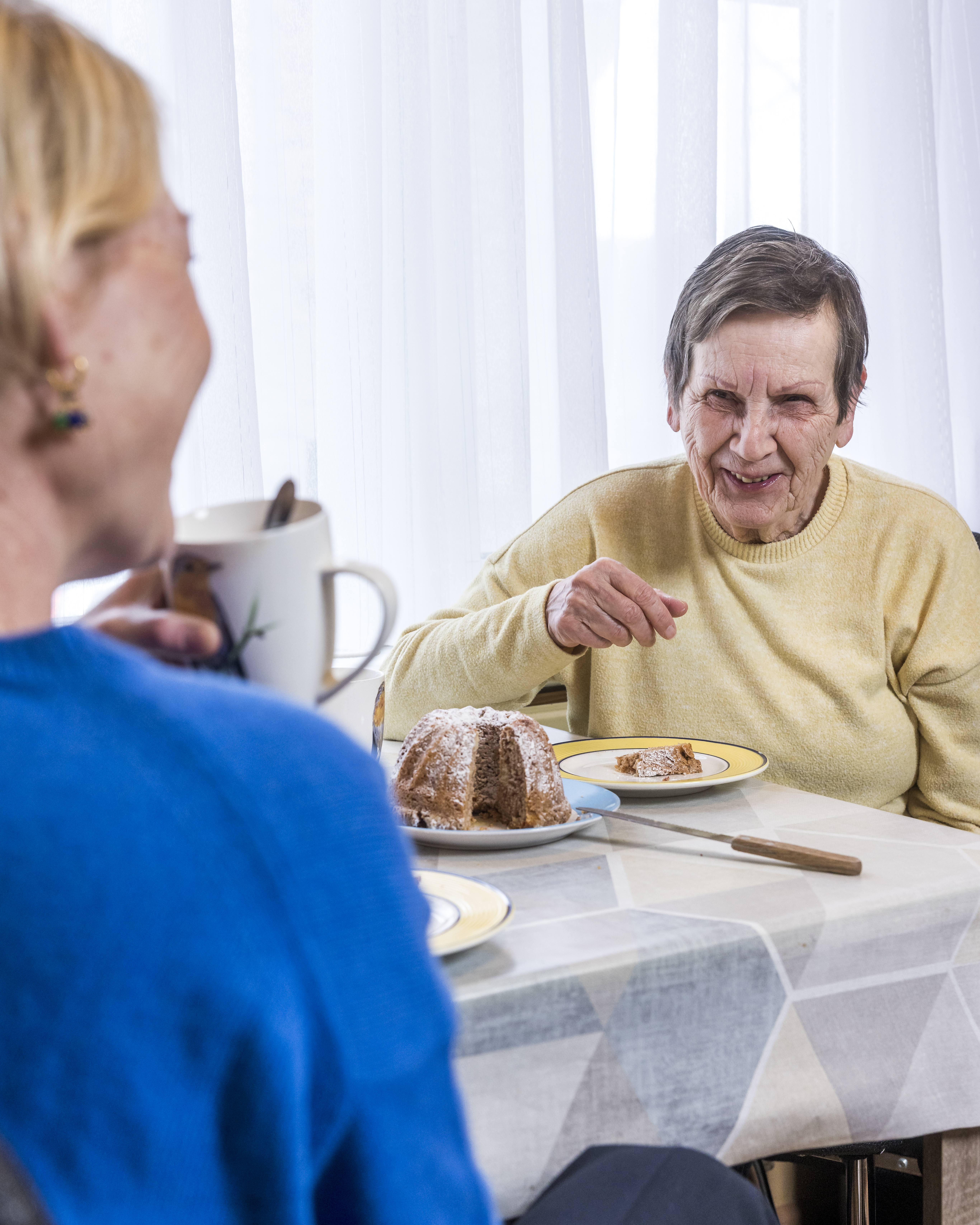 Gebak eten aan de keukentafel.
