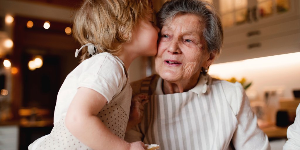 Kleindochter geeft oma een kus