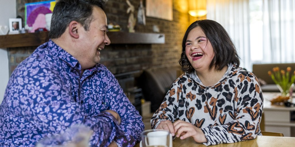 Lachende mensen aan tafel