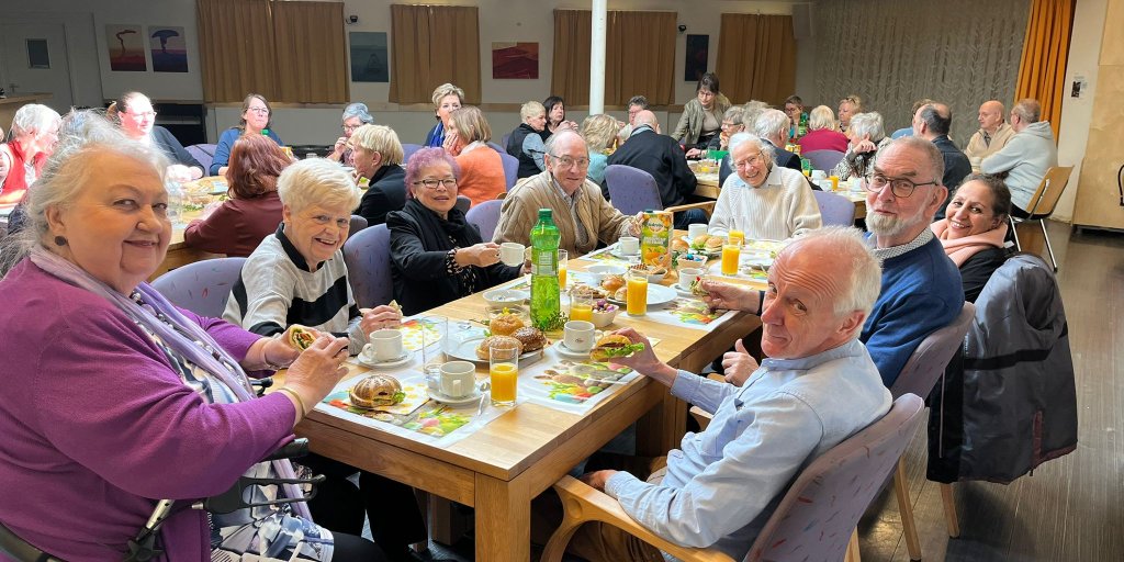 Vrijwilligers en maatjes aan tafel