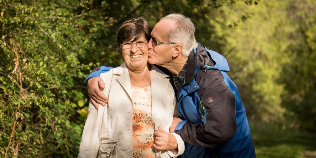 Man geeft vrouw een kus