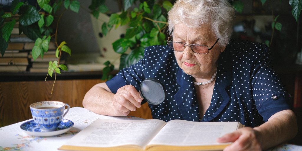 Oudere mevrouw met leesloep